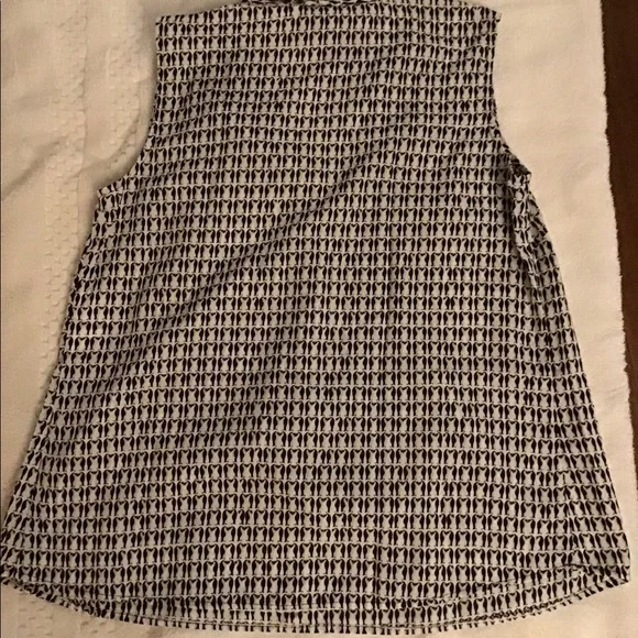 Cute work shirt, or pair it with jeans for a night out. - Picture 2 of 3